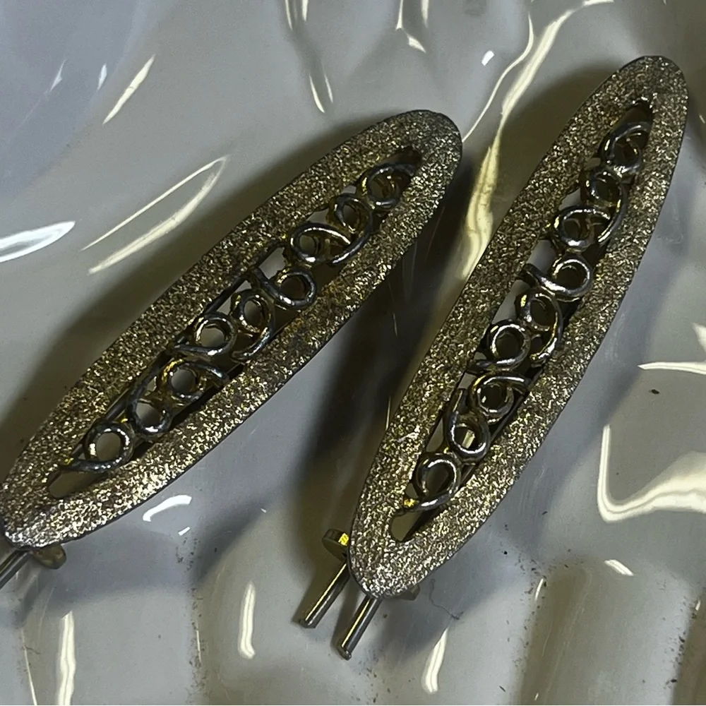Pair of Vintage Golden Hair Clips with Intricate Design - Picture 5 of 13